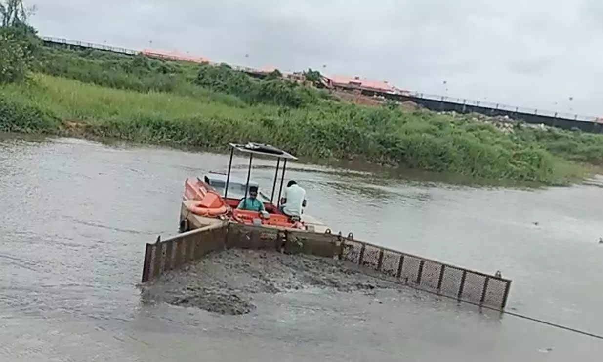 കൊച്ചി വിമാനത്താവള മേഖലയിലെ തോടുകളിലെ ശുചീകരണ പ്രവർത്തനം