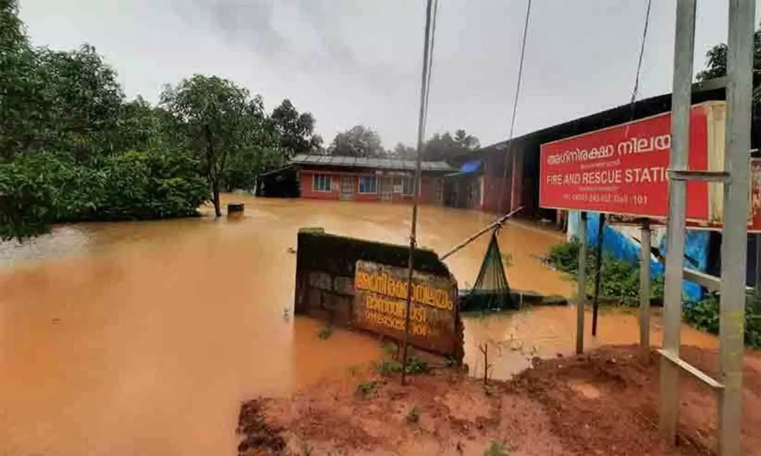 ഇടുക്കിയിലും വയനാട്ടിലും കനത്ത മഴ തുടരും