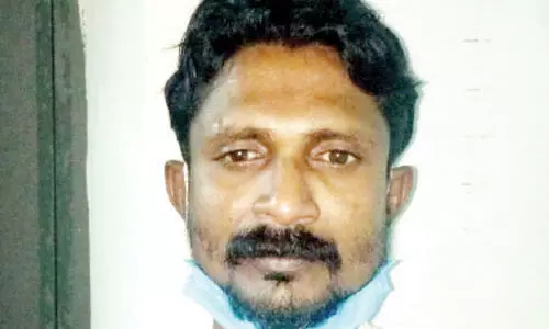 അ​ന​ധി​കൃ​ത​മാ​യി ഓ​ട്ടോ​യി​ൽ ക​ട​ത്തി​യ 15 കു​പ്പി മ​ദ്യ​വു​മാ​യി പി​ടി​യി​ൽ