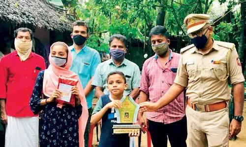 86 ഓഫിസുകളുടെയും സ്ഥലപ്പേരും രജിസ്ട്രേഷൻ കോഡുമടക്കം ഹൃദിസ്ഥം; ഹാഫിസിന്​ മോ​േട്ടാർ വാഹനവകുപ്പി​െൻറ ആദരം