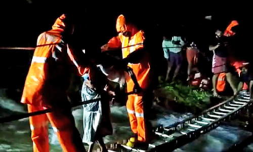 ഉരുൾപൊട്ടലിൽ ഒറ്റപ്പെട്ട കുടുംബങ്ങളെ രക്ഷപ്പെടുത്തി