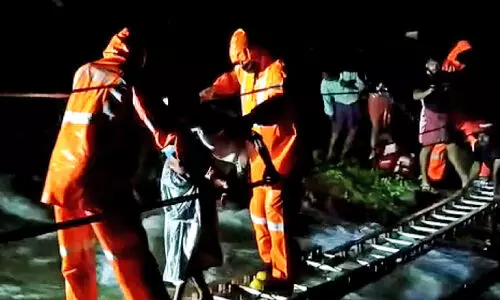 ഉരുൾപൊട്ടലിൽ ഒറ്റപ്പെട്ട കുടുംബങ്ങളെ രക്ഷപ്പെടുത്തി