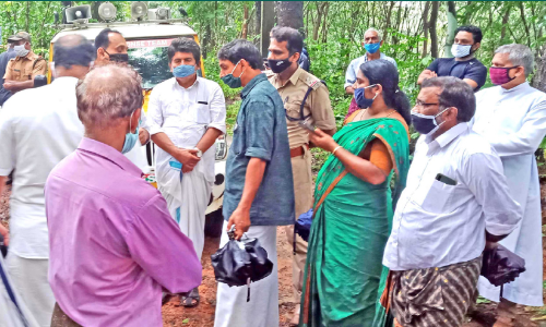 വനപാലക സംഘത്തെ കർഷകർ തടഞ്ഞുവെച്ചപ്പോൾ വനപാലക സംഘത്തെ കർഷകർ തടഞ്ഞുവെച്ചപ്പോൾ