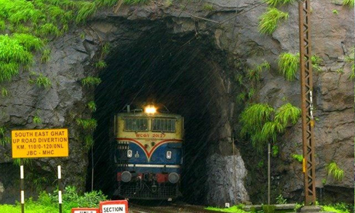 കൊങ്കണിൽ തുരങ്കമിടിഞ്ഞു; ട്രെയിനുകൾ വഴി തിരിച്ചുവിട്ടു