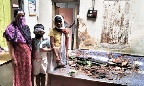 മ​രം വീ​ണ് വീ​ടി​െൻറ മേ​ൽ​ക്കൂ​ര ത​ക​ർ​ന്നു; മാ​താ​വി​നും മ​ക​നും പ​രി​ക്ക്