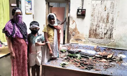 മ​രം വീ​ണ് വീ​ടി​െൻറ മേ​ൽ​ക്കൂ​ര ത​ക​ർ​ന്നു; മാ​താ​വി​നും മ​ക​നും പ​രി​ക്ക്