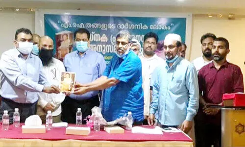 എം.​ഐ. ത​ങ്ങ​ൾ; ദാ​ർ​ശ​നി​ക​ത​യു​ടെ ഹ​രി​ത​സൗ​ര​ഭ്യം​പു​സ്ത​കം പ്ര​കാ​ശ​നം ചെ​യ്തു