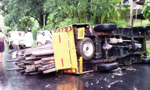 പി​ക്-​അ​പ് പാ​ത​ക്ക് കു​റു​കെ മ​റി​ഞ്ഞു; ഗ​താ​ഗ​തം ത​ട​സ്സ​പ്പെ​ട്ടു