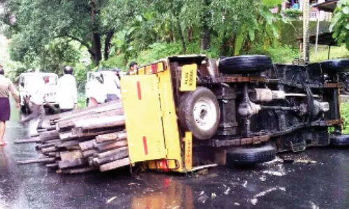 പിക്-അപ് പാതക്ക് കുറുകെ മറിഞ്ഞു; ഗതാഗതം തടസ്സപ്പെട്ടു പിക്-അപ് പാതക്ക് കുറുകെ മറിഞ്ഞു; ഗതാഗതം തടസ്സപ്പെട്ടു