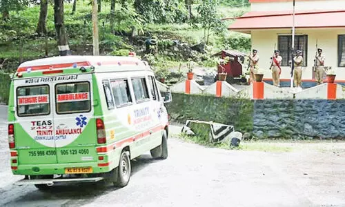മൃതദേഹങ്ങൾക്ക്​  മണിയാർ ക്യാമ്പിന്​ മുന്നിൽ ബിഗ്​ സല്യൂട്ട്