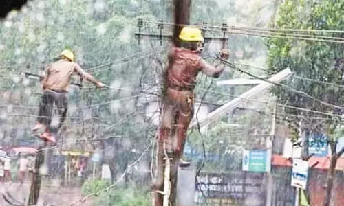 വിശ്രമമില്ലാതെ വൈദ്യുതി ബോർഡ്​ ജീവനക്കാർ