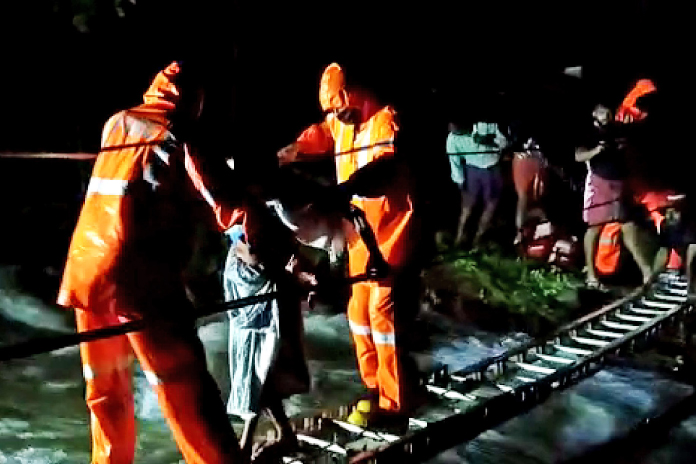 ഉരുൾപൊട്ടലിൽ ഒറ്റപ്പെട്ട കുടുംബങ്ങളെ രക്ഷപ്പെടുത്തി ഉരുൾപൊട്ടലിൽ ഒറ്റപ്പെട്ട കുടുംബങ്ങളെ രക്ഷപ്പെടുത്തി