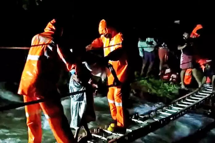 ഉരുൾപൊട്ടലിൽ ഒറ്റപ്പെട്ട കുടുംബങ്ങളെ രക്ഷപ്പെടുത്തി ഉരുൾപൊട്ടലിൽ ഒറ്റപ്പെട്ട കുടുംബങ്ങളെ രക്ഷപ്പെടുത്തി