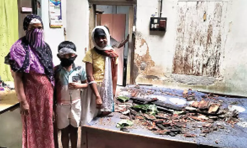 മ​രം വീ​ണ് വീ​ടി​െൻറ മേ​ൽ​ക്കൂ​ര ത​ക​ർ​ന്നു; മാ​താ​വി​നും മ​ക​നും പ​രി​ക്ക്