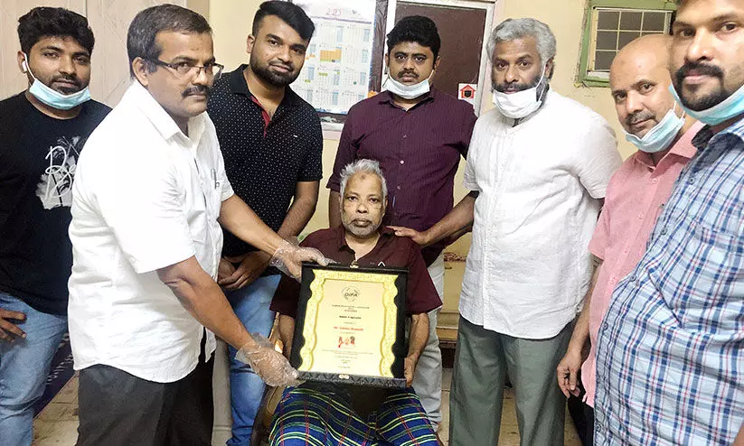 കാൽപന്ത് കളിയിലെ കാരണവർ ഉമർ മമ്പാടിന് ഡിഫയാത്രയയപ്പ് നൽകി കാൽപന്ത് കളിയിലെ കാരണവർ ഉമർ മമ്പാടിന് ഡിഫയാത്രയയപ്പ് നൽകി