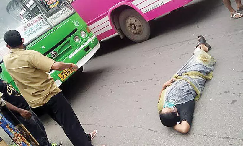 ബസിൽ അമിത യാത്രക്കാർ; റോഡിൽ വട്ടംകിടന്ന് പ്രതിഷേധിച്ച് സ്ത്രീ ബസിൽ അമിത യാത്രക്കാർ; റോഡിൽ വട്ടംകിടന്ന് പ്രതിഷേധിച്ച് സ്ത്രീ