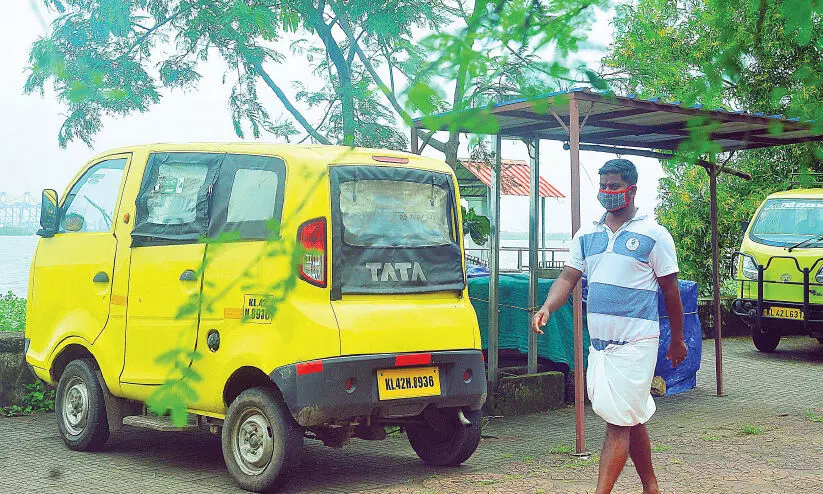 ഉപജീവന മാർഗം തേടി ഓട്ടോ-ടാക്സി തൊഴിലാളികൾ ഉപജീവന മാർഗം തേടി ഓട്ടോ-ടാക്സി തൊഴിലാളികൾ