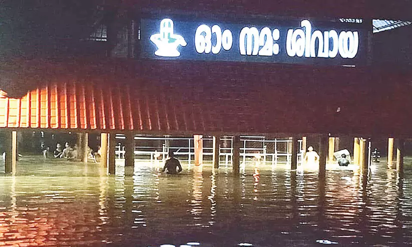 പെരിയാറിൽ ജലനിരപ്പ് ഉയര്‍ന്നു; ക്ഷേത്രം മുങ്ങി