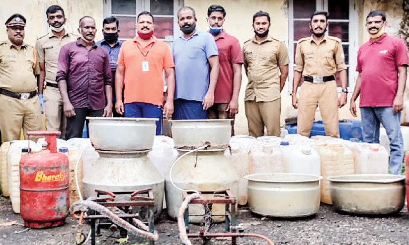 വാറ്റുകേന്ദ്രത്തിൽ റെയ്ഡ്: 1300 ലിറ്റർ കോടയും 30 ലിറ്റർ ചാരായവും പിടിച്ചു വാറ്റുകേന്ദ്രത്തിൽ റെയ്ഡ്: 1300 ലിറ്റർ കോടയും 30 ലിറ്റർ ചാരായവും പിടിച്ചു