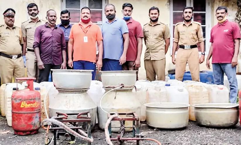 വാറ്റുകേന്ദ്രത്തിൽ റെയ്ഡ്:  1300 ലിറ്റർ കോടയും 30 ലിറ്റർ ചാരായവും പിടിച്ചു