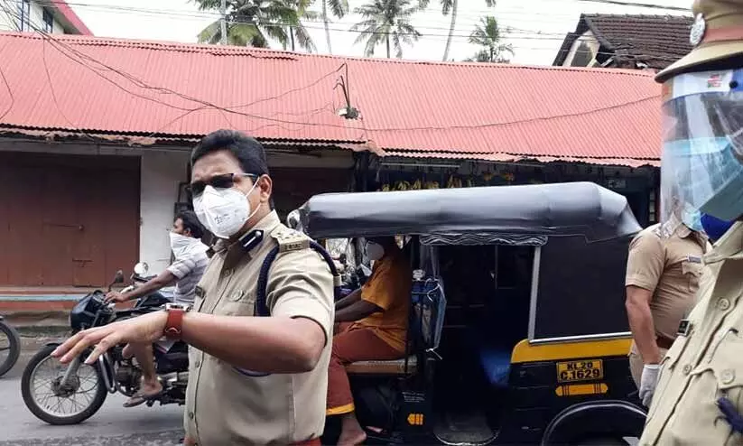 കണ്ടെയ്‌മെന്റ് സോണിലെ നിയന്ത്രണങ്ങള്‍ പരിശോധിക്കാന്‍ ഡി.ഐ.ജി.നേരിട്ടെത്തി