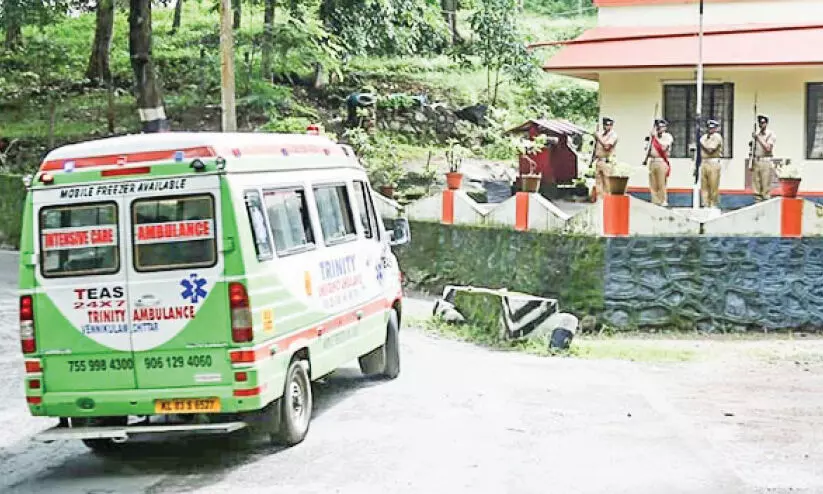 മൃതദേഹങ്ങൾക്ക്​  മണിയാർ ക്യാമ്പിന്​ മുന്നിൽ ബിഗ്​ സല്യൂട്ട്