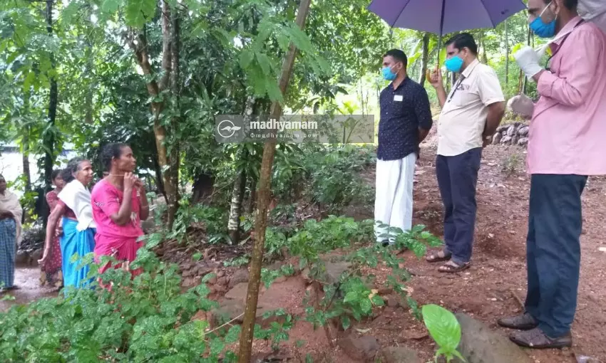 ഉരുൾപൊട്ടൽ സാധ്യത: കീഴാറ്റൂർ പഞ്ചായത്തിൽ 125 കുടുംബങ്ങളെ മാറ്റിപാർപ്പിച്ചു ഉരുൾപൊട്ടൽ സാധ്യത: കീഴാറ്റൂർ പഞ്ചായത്തിൽ 125 കുടുംബങ്ങളെ മാറ്റിപാർപ്പിച്ചു