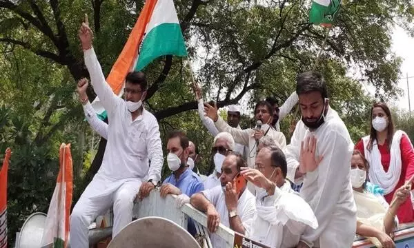 ആരോഗ്യപ്രവർത്തകർക്ക് ശമ്പളമില്ല: കെജരിവാളിന്‍റെ വസതിയിലേക്ക് കോൺഗ്രസ് മാർച്ച്