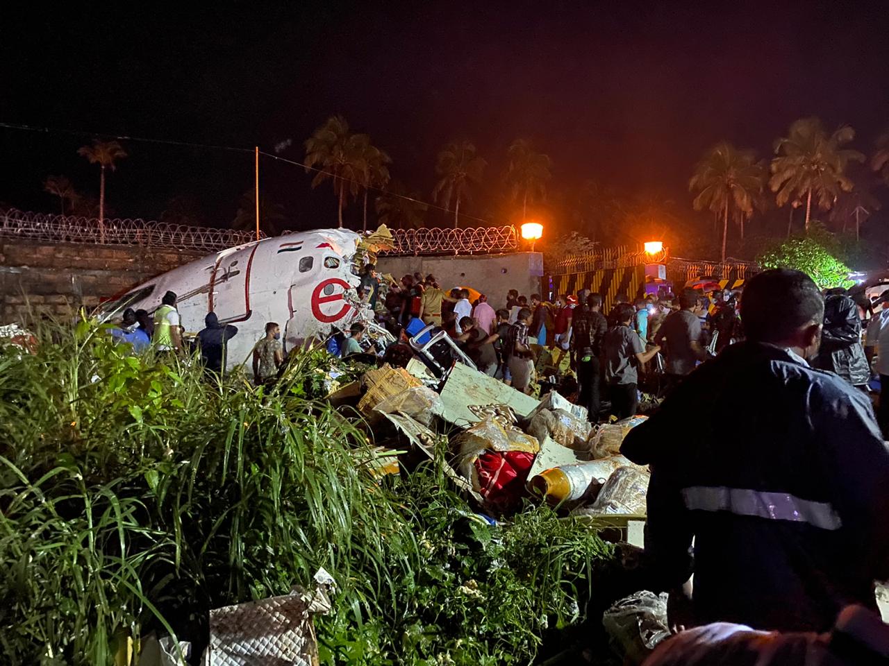 കരിപ്പൂർ വിമാന ദുരന്തം: വിവിധ ആശുപത്രികളിൽ പ്രവേശിപ്പിച്ചവരുടെ പേരുവിവരം കരിപ്പൂർ വിമാന ദുരന്തം: വിവിധ ആശുപത്രികളിൽ പ്രവേശിപ്പിച്ചവരുടെ പേരുവിവരം