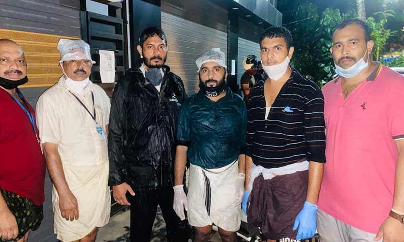 നാട്ടുകാർ ഓടിയെത്തിയപ്പോൾ കണ്ടത്- രണ്ടായി പിളർന്ന വിമാനം, അലമുറയിടുന്ന സ്ത്രീകൾ നാട്ടുകാർ ഓടിയെത്തിയപ്പോൾ കണ്ടത്- രണ്ടായി പിളർന്ന വിമാനം, അലമുറയിടുന്ന സ്ത്രീകൾ