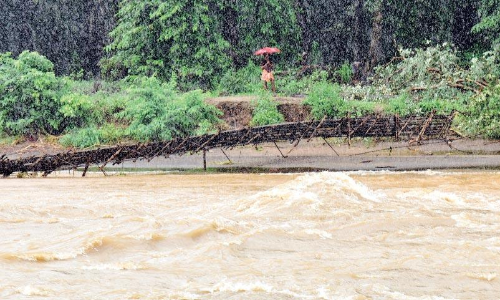 മുണ്ടേരി പാലം ഒലിച്ചുപോയി; ഒറ്റപ്പെട്ട്​ നാല്​ ആദിവാസി കോളനികൾ