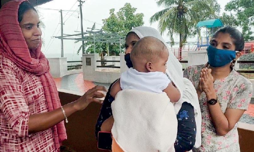 പോറ്റമ്മമാര​ുടെ വൈകാരിക യാത്രയയപ്പ്​; ആ കുട്ടികൾ ഇനി സുരക്ഷിത കരങ്ങളിൽ