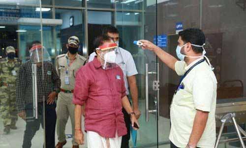 കേ​ന്ദ്ര​മ​ന്ത്രി വി.​മു​ര​ളീ​ധ​ര​ൻ കരിപ്പൂരിലെത്തി