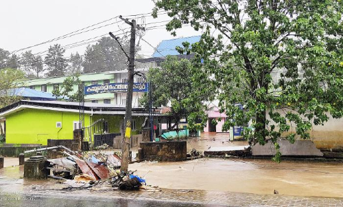 കനത്തനാശം വിതച്ച്​ പേമാരി