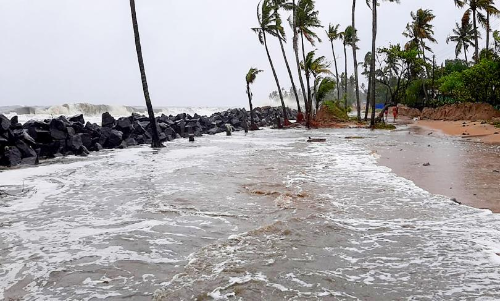 വൈപ്പിനിൽ കടലേറ്റം തുടരുന്നു