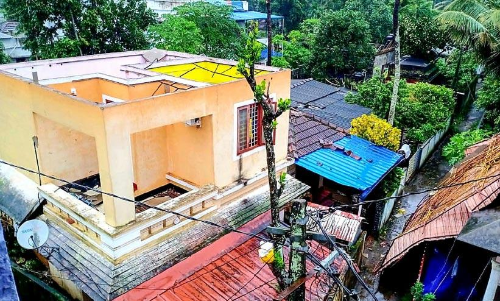 ആലപ്പുഴയിൽ നിരവധി വീടുകളുടെ മേൽക്കൂര തകർന്നു