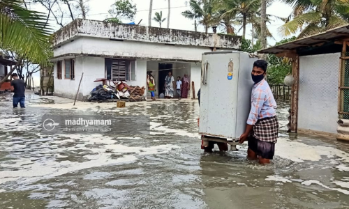 ആറാട്ടുപുഴയിൽ കടലാക്രമണം രൂക്ഷമായി തുടരുന്നു; അമ്പതിലേറെ വീടുകൾ ഭീഷണിയിൽ
