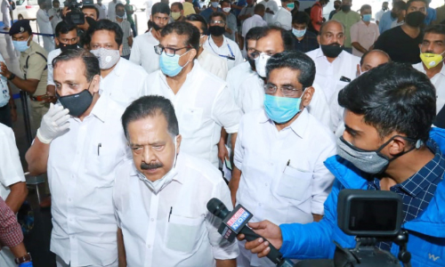 വിമാനാപകടത്തിന്​ പിന്നാലെ  ദുരന്തമുഖത്തേക്ക്​ വി.​െഎ.പി പട