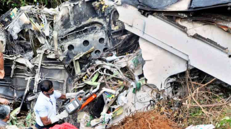 മം​ഗ​ലാ​പു​രം വി​മാ​ന ദു​ര​ന്ത​ത്തി​െൻറ പ​ത്താം വാ​ർ​ഷി​ക​ത്തി​ൽ ക​രി​പ്പൂ​രി​െൻറ നി​ല​വി​ളി