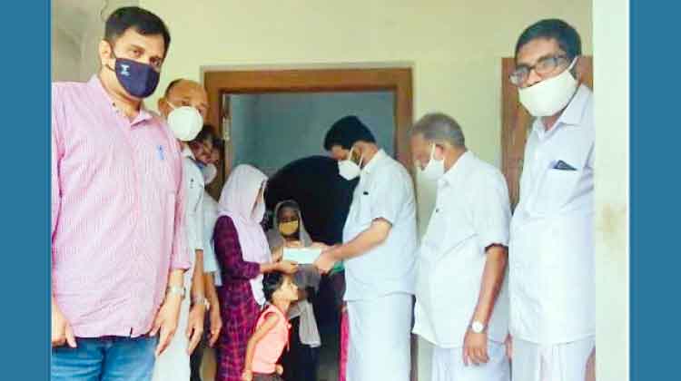 ഒ.​ഐ.​സി.​സി മു​ജീ​ബ് കു​ടും​ബ സ​ഹാ​യ​നി​ധി വി.​കെ. ശ്രീ​ക​ണ്ഠ​ൻ എം.​പി കൈ​മാ​റി