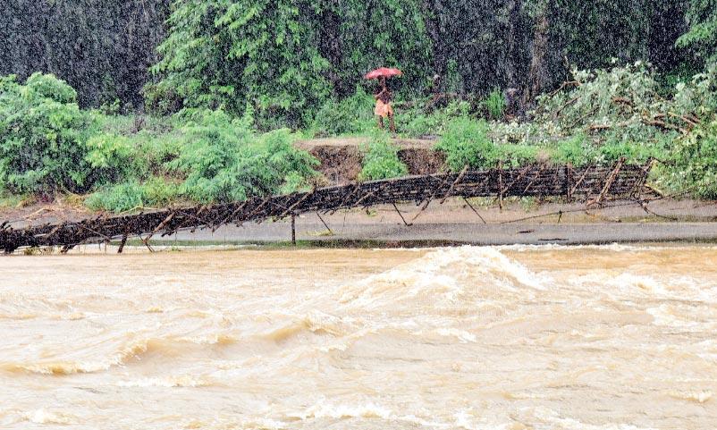 മുണ്ടേരി പാലം ഒലിച്ചുപോയി; ഒറ്റപ്പെട്ട്​ നാല്​ ആദിവാസി കോളനികൾ