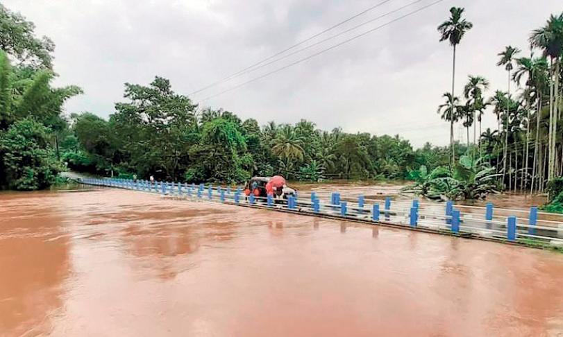 കലിയടങ്ങാതെ കാലവർഷം കലിയടങ്ങാതെ കാലവർഷം