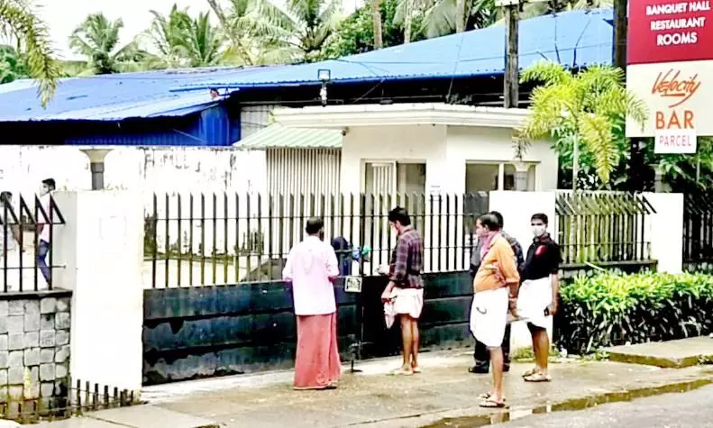 കണ്ടെയ്ൻമെൻറ് സോണിൽ തുറന്ന ബാർ പൂട്ടിച്ചു