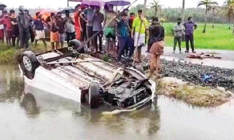 ഗൂഗിൾ മാപ്പ് നോക്കി യാത്ര; കാർ തോട്ടിൽ വീണു