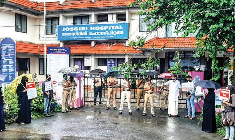 യുവതിയുടെയും കുഞ്ഞി‍െൻറയും മരണം: ആശുപത്രിക്കുമുന്നിൽ നിശ്ശബ്​ദ സമരം