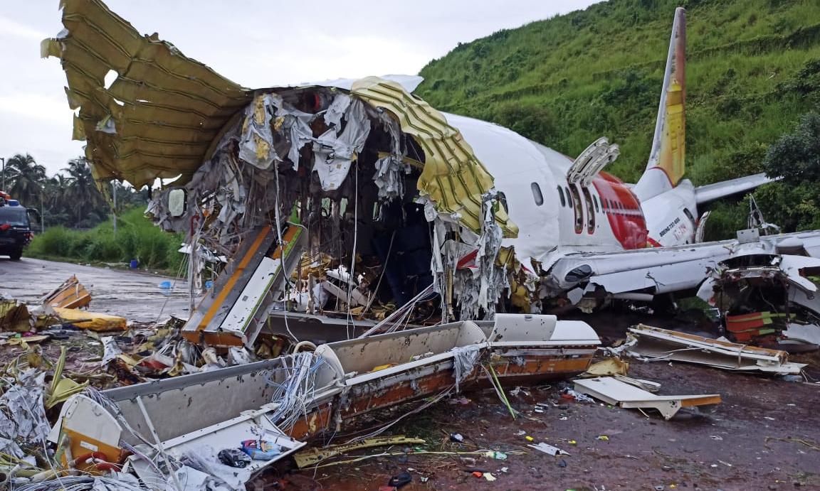 വിമാനദുരന്തം: 40 പേർക്ക് കോവിഡെന്ന വാർത്ത വ്യാജമെന്ന് കലക്ടർ വിമാനദുരന്തം: 40 പേർക്ക് കോവിഡെന്ന വാർത്ത വ്യാജമെന്ന് കലക്ടർ