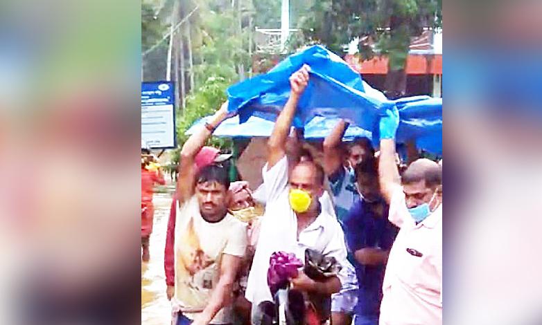 ആംബുലൻസിൽ കുടുങ്ങിയ വയോധികക്ക് പൊലീസ് തുണയായി