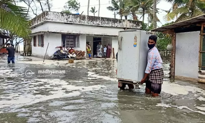 ആറാട്ടുപുഴയിൽ കടലാക്രമണം രൂക്ഷമായി തുടരുന്നു; അമ്പതിലേറെ വീടുകൾ ഭീഷണിയിൽ ആറാട്ടുപുഴയിൽ കടലാക്രമണം രൂക്ഷമായി തുടരുന്നു; അമ്പതിലേറെ വീടുകൾ ഭീഷണിയിൽ