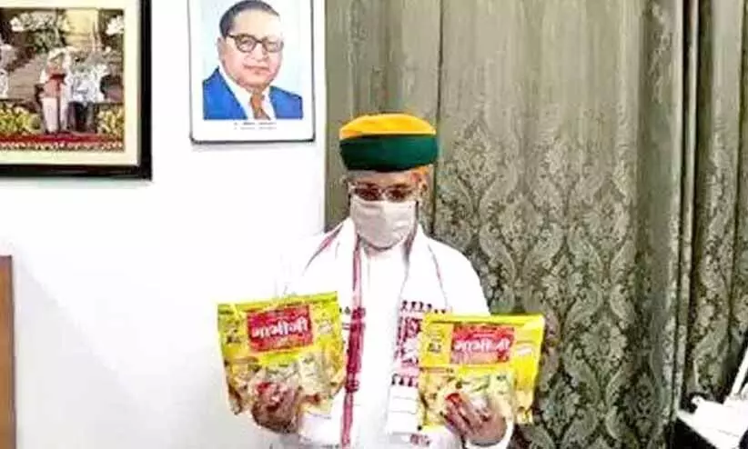 പപ്പടം കഴിച്ചാൽ കോവിഡ് വരില്ലെന്ന് പറഞ്ഞ കേന്ദ്രമന്ത്രിക്കും കോവിഡ് പപ്പടം കഴിച്ചാൽ കോവിഡ് വരില്ലെന്ന് പറഞ്ഞ കേന്ദ്രമന്ത്രിക്കും കോവിഡ്