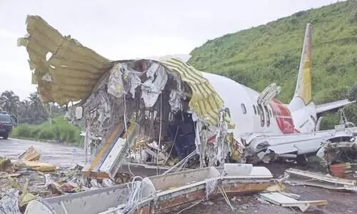 വി​മാ​ന ദു​ര​ന്തം: ഞെ​ട്ട​ല​ട​ക്കാ​ൻ ക​ഴി​യാ​തെ ഒ​മാ​നി​ലെ പ്ര​വാ​സി​ക​ൾ